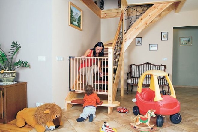 Опасности, которые подстерегают деток на лестнице