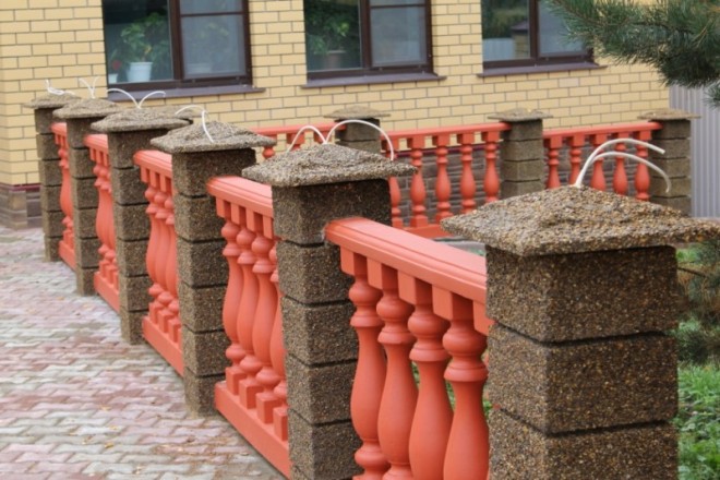 Монтаж уличного освещения на заборе с бетонными крышками на столбах
