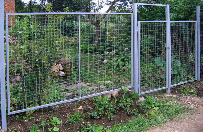 Прозрачный забор из металлической решетки