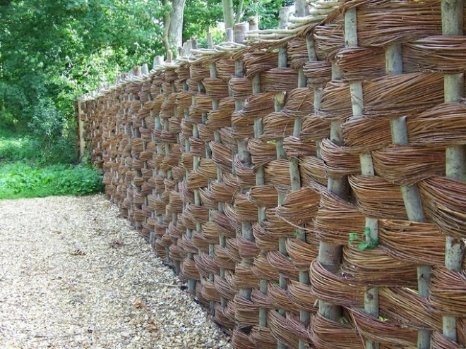 Забор с горизонтальным плетением