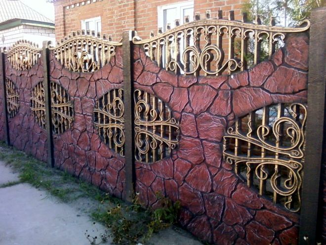 Красивый комбинированный забор из секций