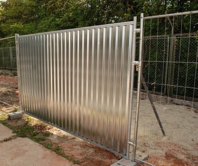 Временный забор для стройки из готовых секций