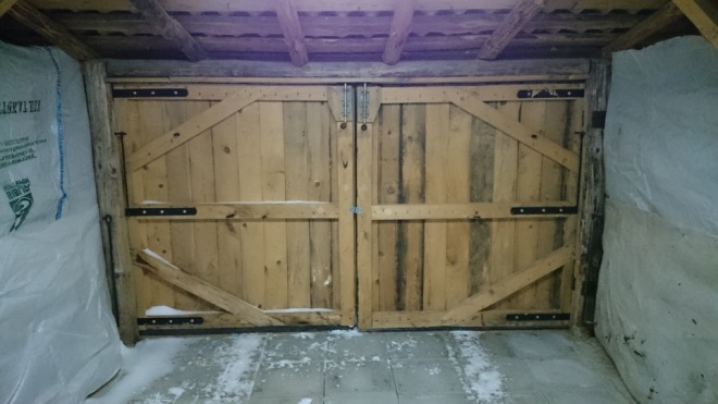 Конструкция деревянных гаражных ворот