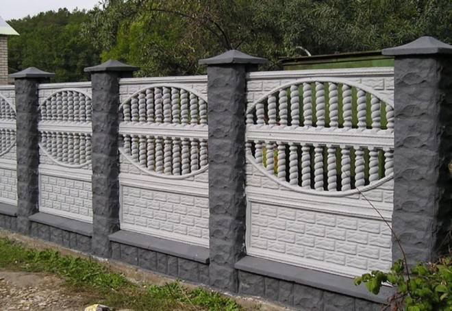Ограда из бетонных панелей