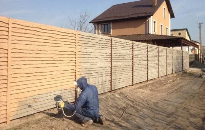 Как покрасить бетонный забор