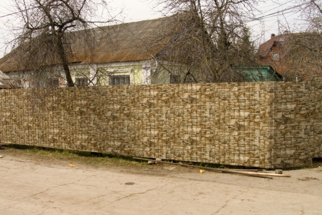 Забор из профлиста под белый камень