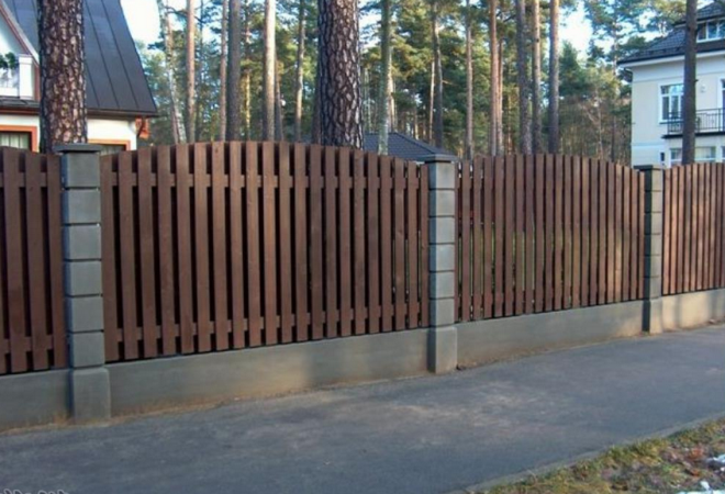 Секционный забор из дерева