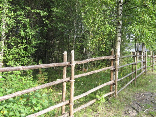 Забор из поперечных жердей