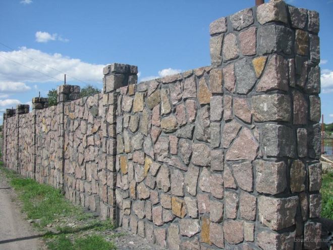 Забор из бутового камня